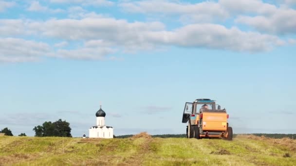 Zemědělské stroje obdělávají pole. Sklizňová technika pracuje na poli. Traktor jezdí v terénu. — Stock video