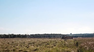 Ekipman tarlada işe yarıyor. Traktör tarlada çalışıyor. Tarım makineleri tarlada çalışıyor..