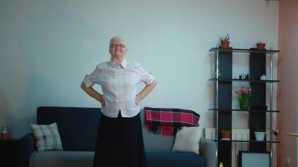 Пожилая женщина делает упражнения в круговом движении — стоковое видео