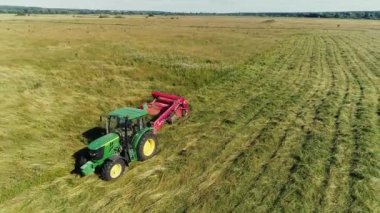 Tarımsal makineler tarla görüşü üzerinde çalışırlar. Yukarıdan. Traktör tarlada..