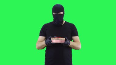 Maskeli bir adam bir hediye kutusu tutar ve verir. Kar maskesi. Yeşil ekran arka plan..