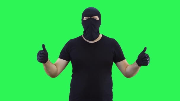 Um homem em uma balaclava mostra com duas mãos que tudo está bem, fundo de tela verde — Vídeo de Stock