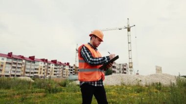 İnşaatçı inşaat halindeki bir evin arka planına veri yazar..