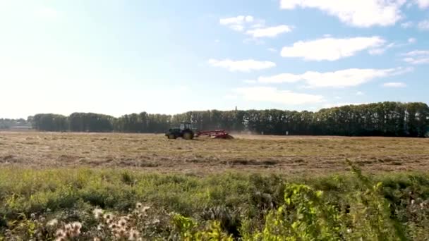 Zemědělské stroje obdělávají pole. Traktor jezdí na poli.Sklizňové práce na poli — Stock video