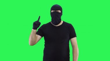 Kar maskeli bir adam bunu yapamayacağını gösteriyor, yeşil ekran arka plan.