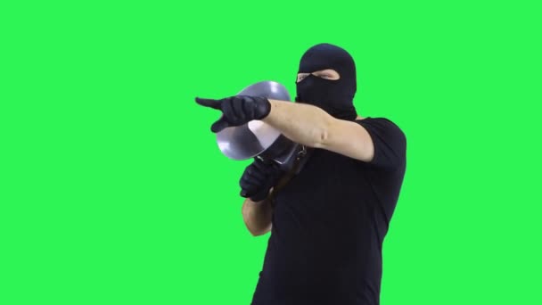 En man i en balaclava grön skärm bakgrund — Stockvideo