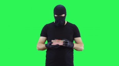 Maskeli bir adam hediye kutusunu açar. Kar maskesi. Yeşil ekran arka plan..