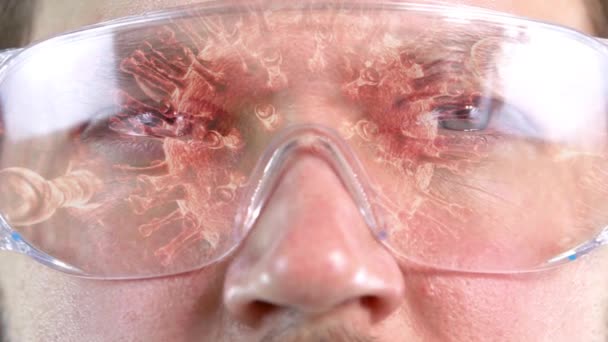 Ein medizinisches Fachpersonal mit Brille überwacht die Bewegung des Virus, das mit Brille dargestellt wird. — Stockvideo