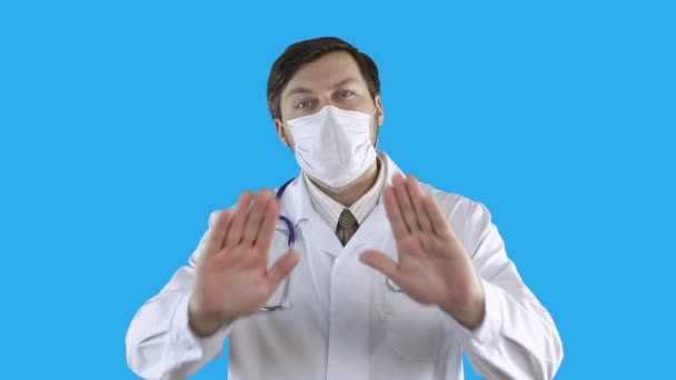 Un trabajador médico tranquiliza mostrando con las manos que uno no tiene que preocuparse . — Vídeos de Stock