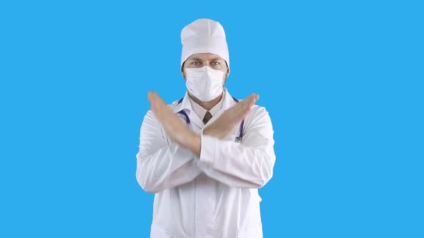 Lekarz w płaszczu medycznym i masce z rękami pokazuje stop.. — Wideo stockowe