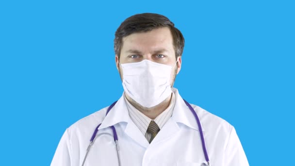 Πορτρέτο ενός άνδρα με ένα ιατρικό παλτό και μάσκα. — Αρχείο Βίντεο