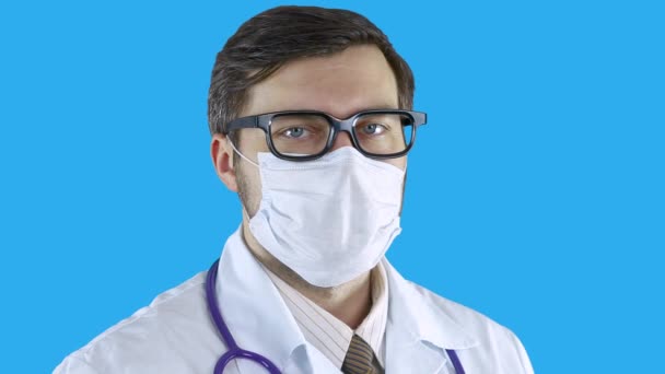 Porträt eines Sanitätsoffiziers mit Arztkittel und Brille. — Stockvideo