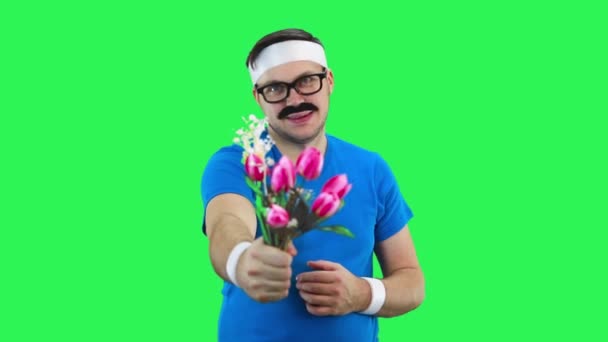 Athlète homme donne un bouquet de fleurs . — Video