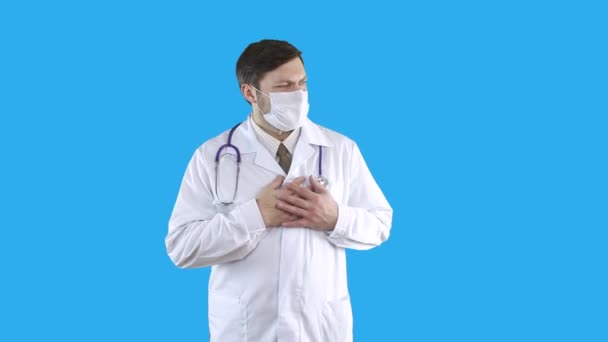 The medical worker holds hands for a heart. — Stock Video