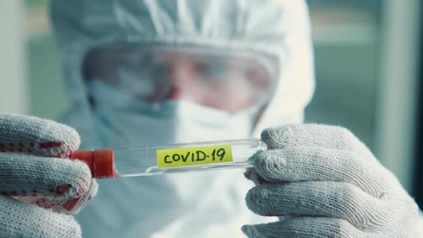바이러스와 공진화 된 19 번 시험관의 손에 — 비디오