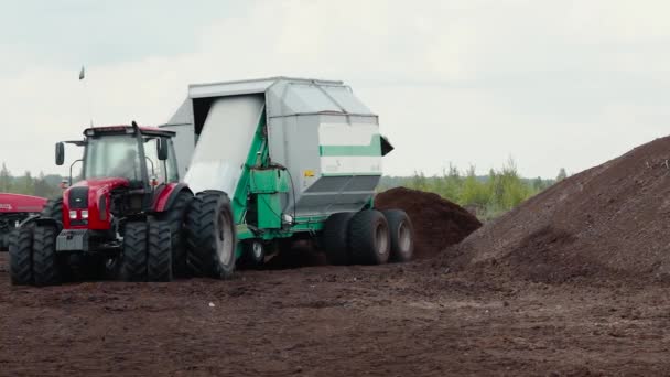 Trabajos de maquinaria agrícola en el campo . — Vídeos de Stock