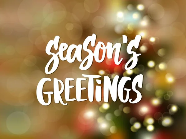 Seasons greetings tekst, hand getekende letters. Holiday groeten citeren. Onscherpe achtergrond met kerstboom en gloeiende lichten. — Stockvector