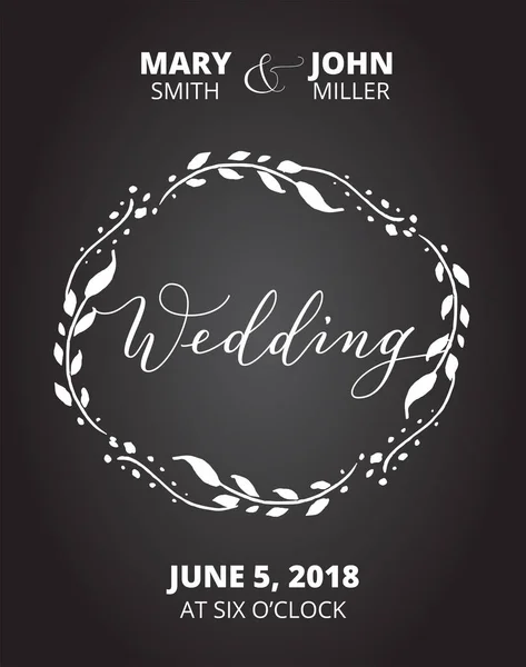 Bröllop kort med blommig krans. Svarta tavlan stil inbjudan mall. Handskrivna anpassade kalligrafi. — Stock vektor
