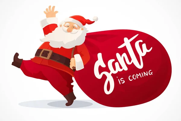 Tarjeta de Navidad. Divertida caricatura Santa Claus con enorme bolsa roja con regalos. Texto dibujado a mano - Santa está llegando — Vector de stock