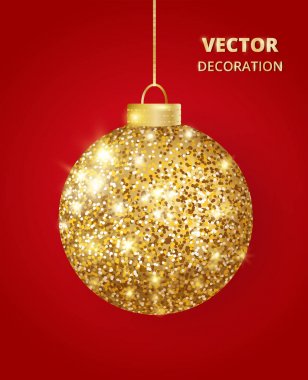Noel altın top kırmızı zemin üzerine asılı. Köpüklü glitter doku önemsiz şey, tatil dekorasyon