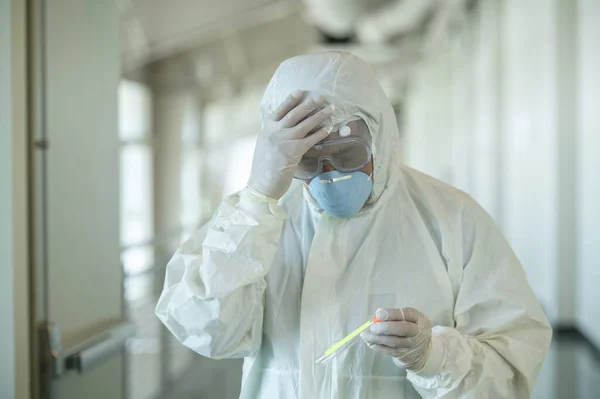 Scientist Wearing Protective Gear Holding Test Result Coronavirus Lab — Stock Photo, Image