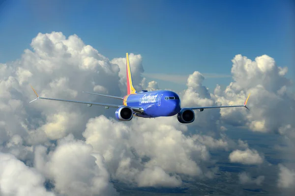 Southwest Airlines Boeing 737 800 Max Πτήσει Φόντο Όμορφα Σύννεφα — Φωτογραφία Αρχείου