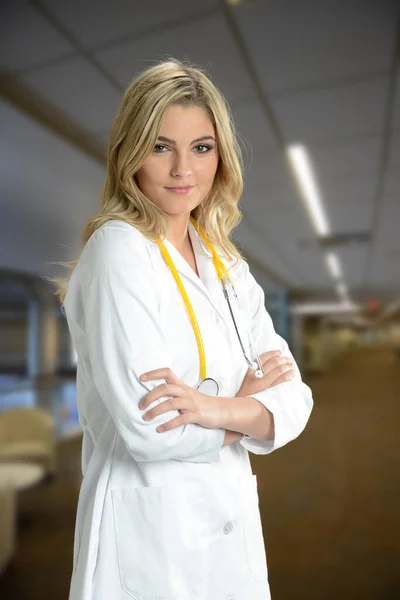 Hastanede Kollarını Kavuşturmuş Genç Bir Doktor Kadın Var — Stok fotoğraf