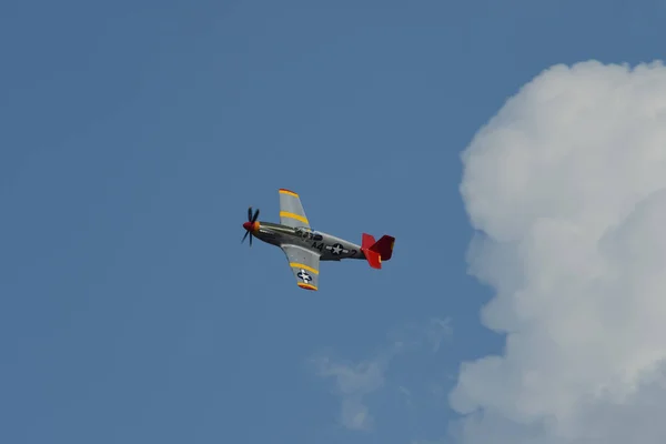 Mustang Wolrd War Aeronaves Realizando Durante Show Aéreo Contra Céu — Fotografia de Stock