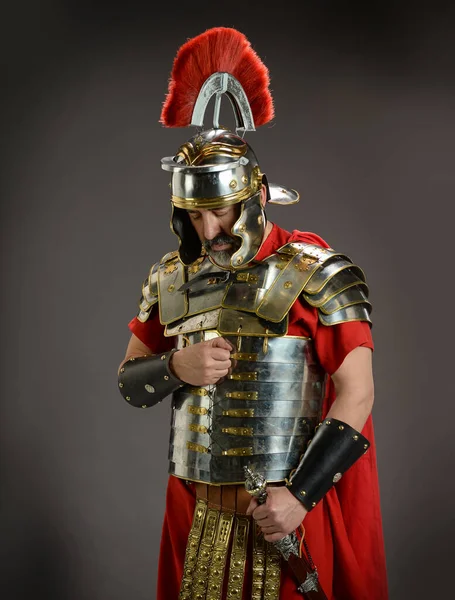 Римский Солдат Действии Подчинения Изолирован Сером Фоне — стоковое фото