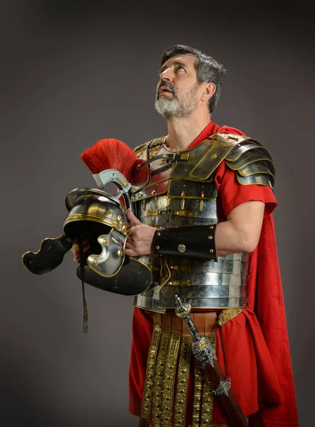 Romeinse Soldaat Kijkt Omhoog Houdt Zijn Helm Vast — Stockfoto