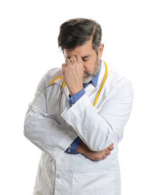 Olgun İspanyol doktor, stres altında, yüzü kapalı, beyaz bir arka planda izole halde.
