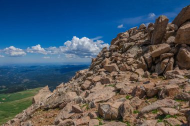 Manzara ya da dağlardaki kayalık dağlar. Evans güneşli bir günde