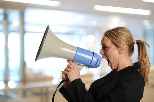 Ung Kvinna Skriker Med Megafon Inne Kontorsbyggnad — Stockfoto