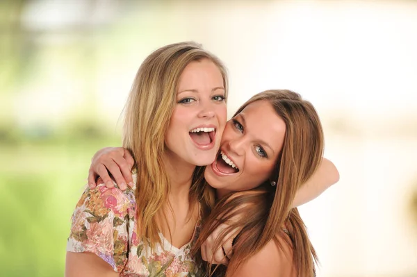 Junge Schwestern Lachen Und Amüsieren Sich Einem Sonnigen Tag Draußen — Stockfoto