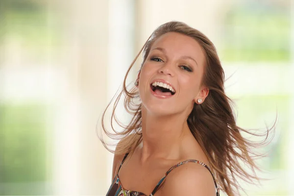 Młoda Kobieta Śmieje Się Zewnątrz Nieostrym Tłem — Zdjęcie stockowe