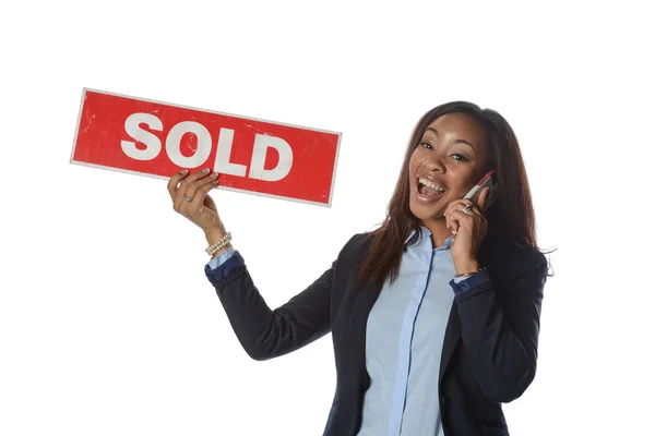 Young Black Woman Holding Sold Sign White Talking Phone Isolated — Stock Photo, Image