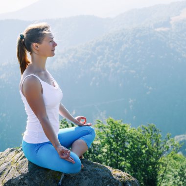 genç kadın meditasyon
