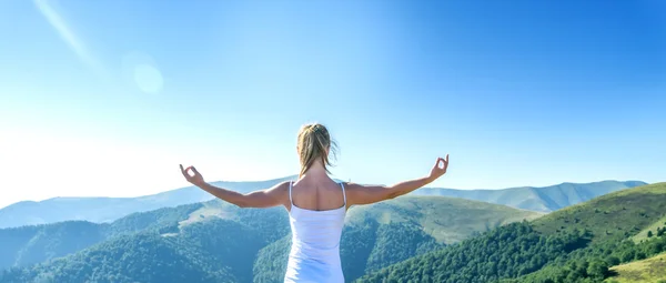 Ung kvinna meditera — Stockfoto