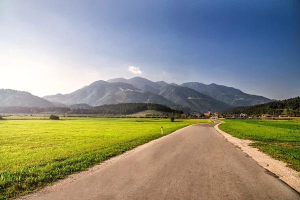 Estrada através de alpes . — Fotografia de Stock