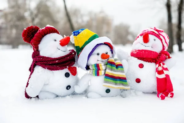 Familia feliz muñeco de nieve — Foto de Stock