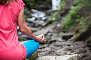 kadın meditasyon orman