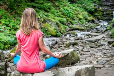 kadın meditasyon orman