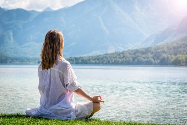 Gölde meditasyon kadın