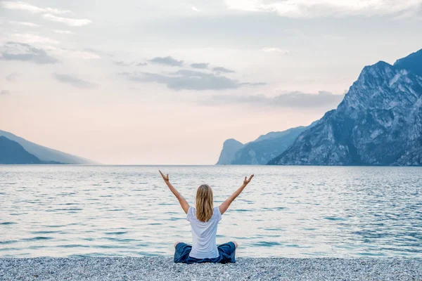 Frau meditiert am See — Stockfoto