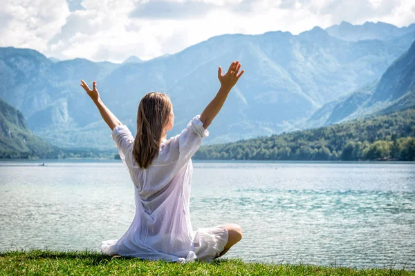 Frau meditiert am See — Stockfoto