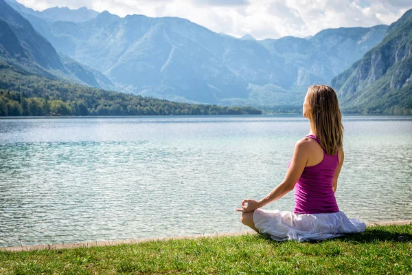 Nő meditál a tónál — Stock Fotó