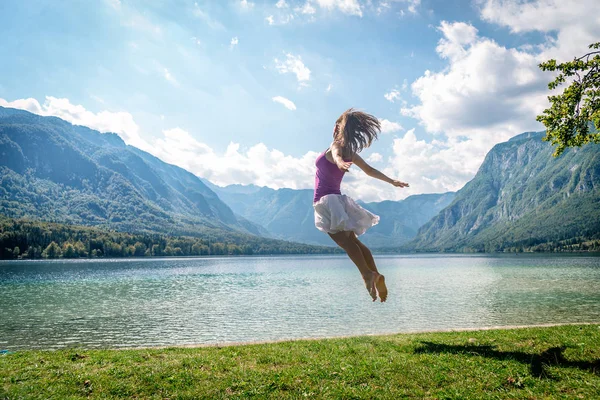 Ragazza che salta sul lago — Foto Stock