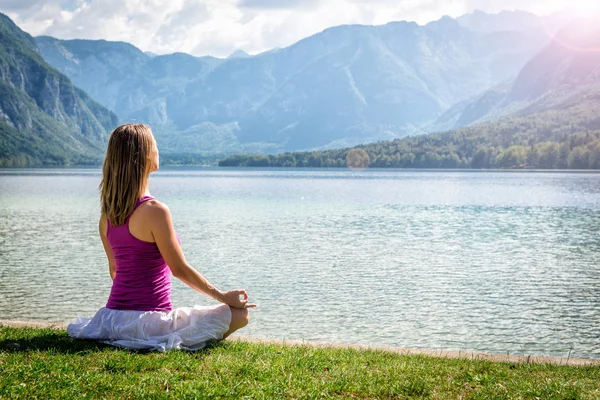 Donna che medita al lago — Foto Stock