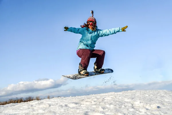 Girl jumping nad jeziorem — Zdjęcie stockowe