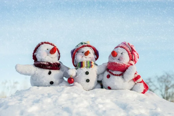 Familia feliz muñeco de nieve — Foto de Stock